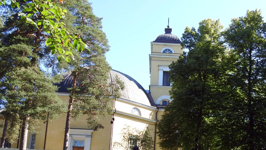 Nokian kirkko ja kupoli Pirkkalaistien suunnasta.