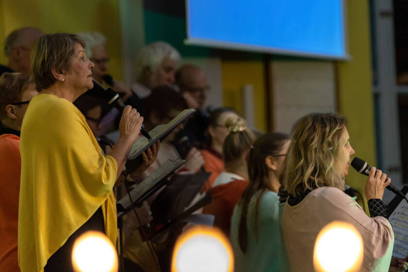 Gospelkuoro Sarastus laulaa Nokian kirkossa.