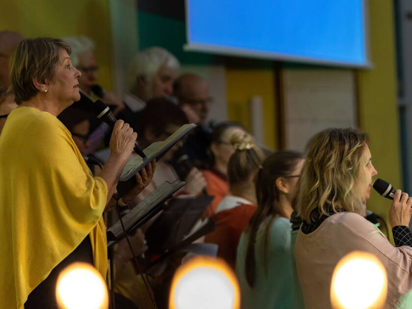 Gospelkuoro Sarastus laulaa Nokian kirkossa.