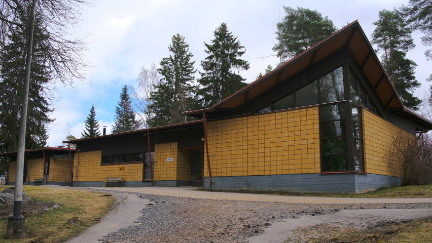 Tottijärven seurakuntatalo kulmalta