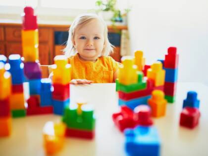 Lapsi ja duplo-palikat.
