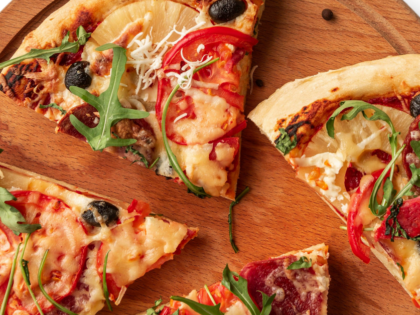 Puisella tarjottimella pizzaa.