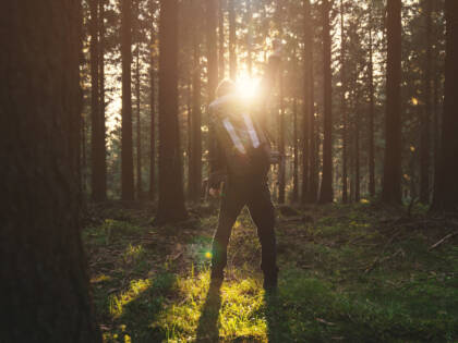 Mies metsässä.